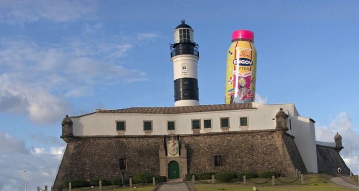 Imagem descritiva Engov leva bebida gigante para ação de FOOH no Farol da Barra, em Salvador