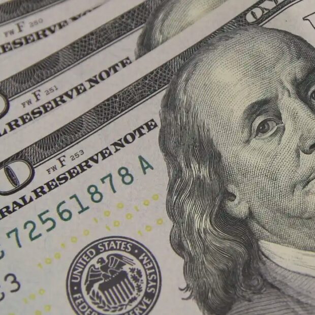 Imagem descritiva Dólar abre estável com dados da economia americana no radar