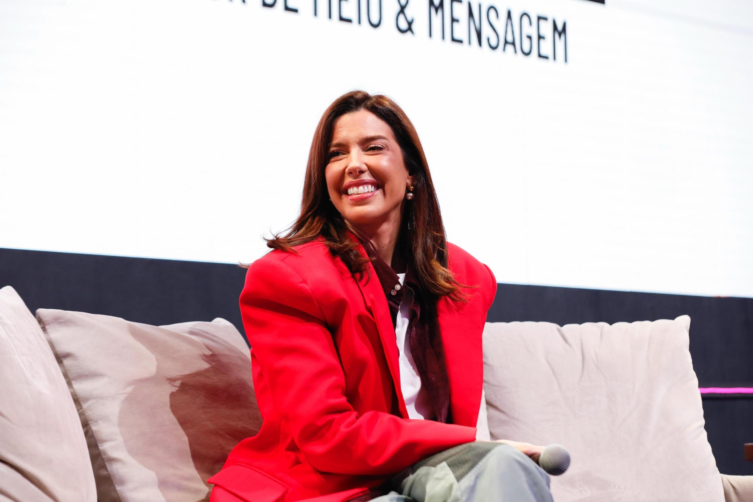 Imagem descritiva Camila Coutinho: influência que gera negócios no segmento de beleza