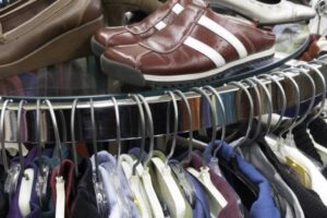 Imagem descritiva Como ganhar dinheiro vendendo roupas usadas? Empresária lucra US$ 9 mil em 1 ano